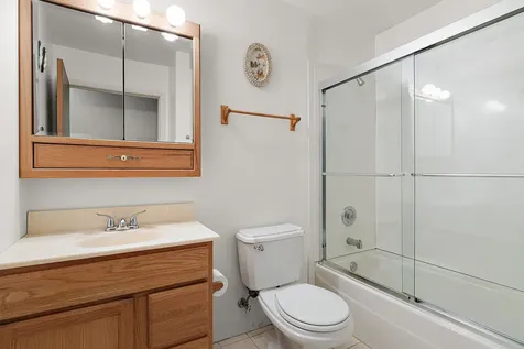 169 Leahy Circle S Des Plaines IL 60016