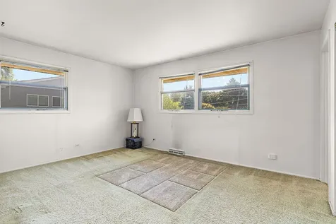 169 Leahy Circle S Des Plaines IL 60016