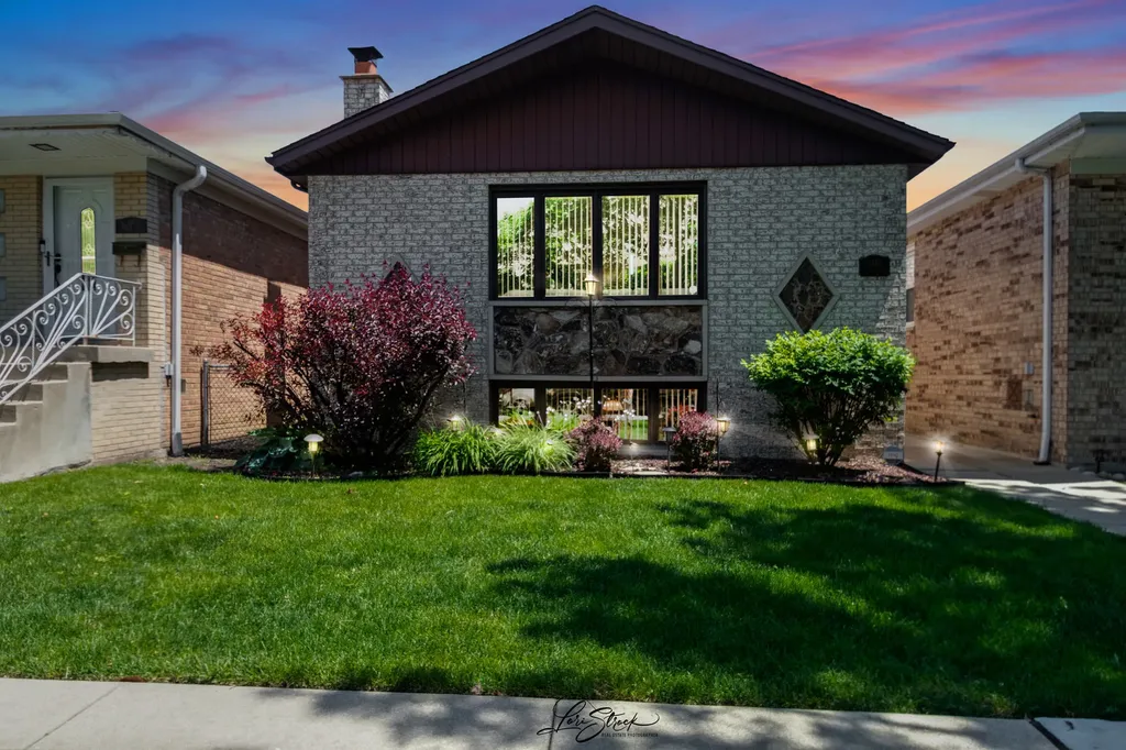 4563 North Merrimac Avenue Chicago IL 60630