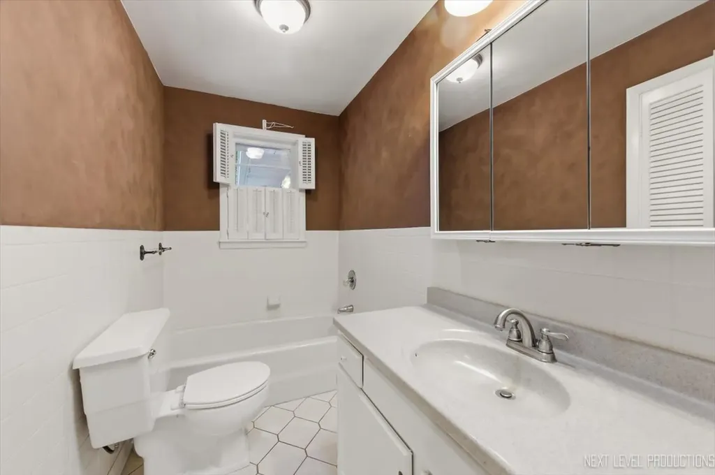697 North Ohio Street Aurora IL 60505