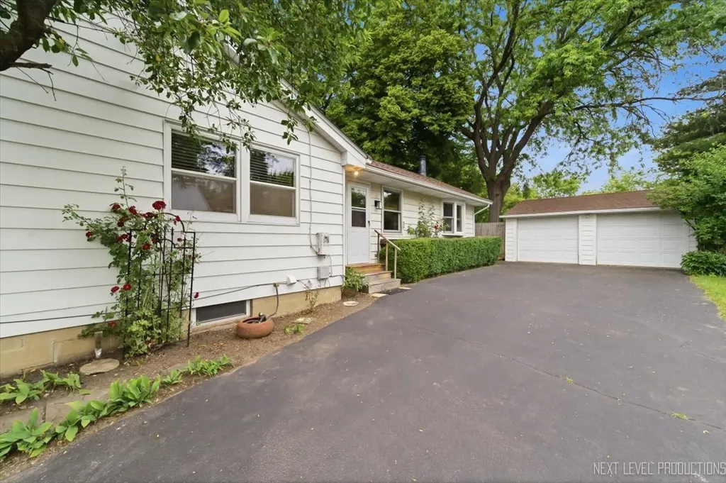 697 North Ohio Street Aurora IL 60505