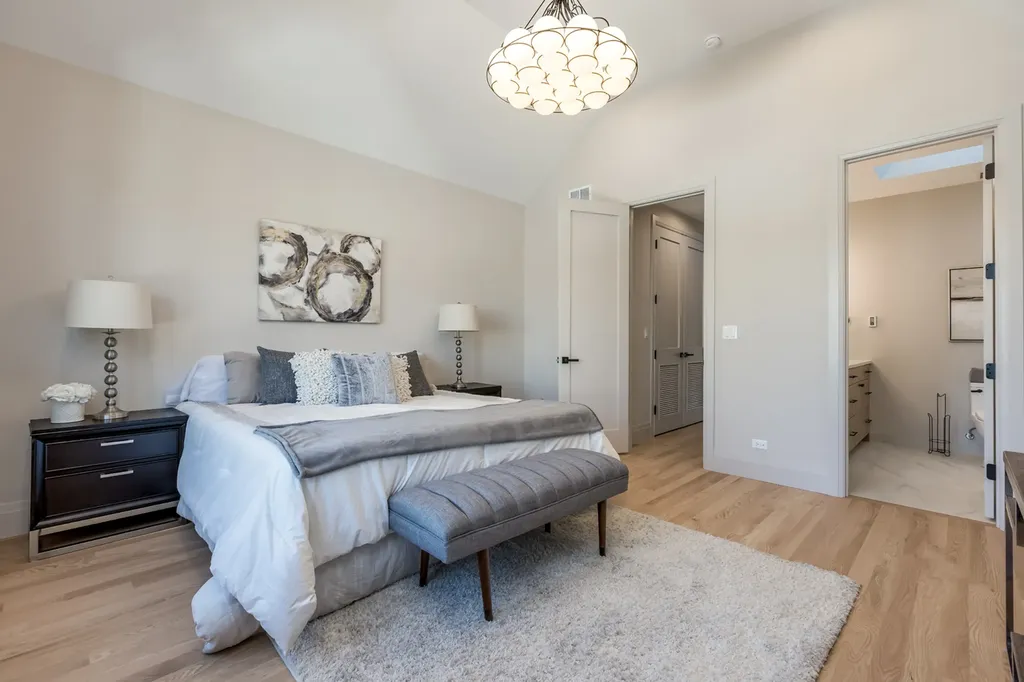 5747 North Maplewood Avenue Chicago IL 60659