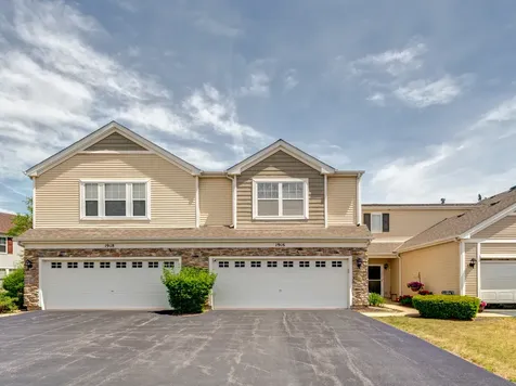 1916 Cobblestone Drive Carpentersville IL 60110