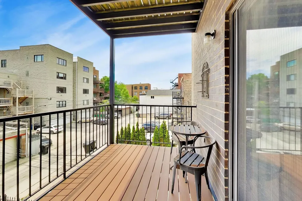 1523 West Thomas Street Chicago IL 60642