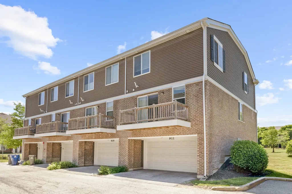911 Charlton Lane Naperville IL 60563
