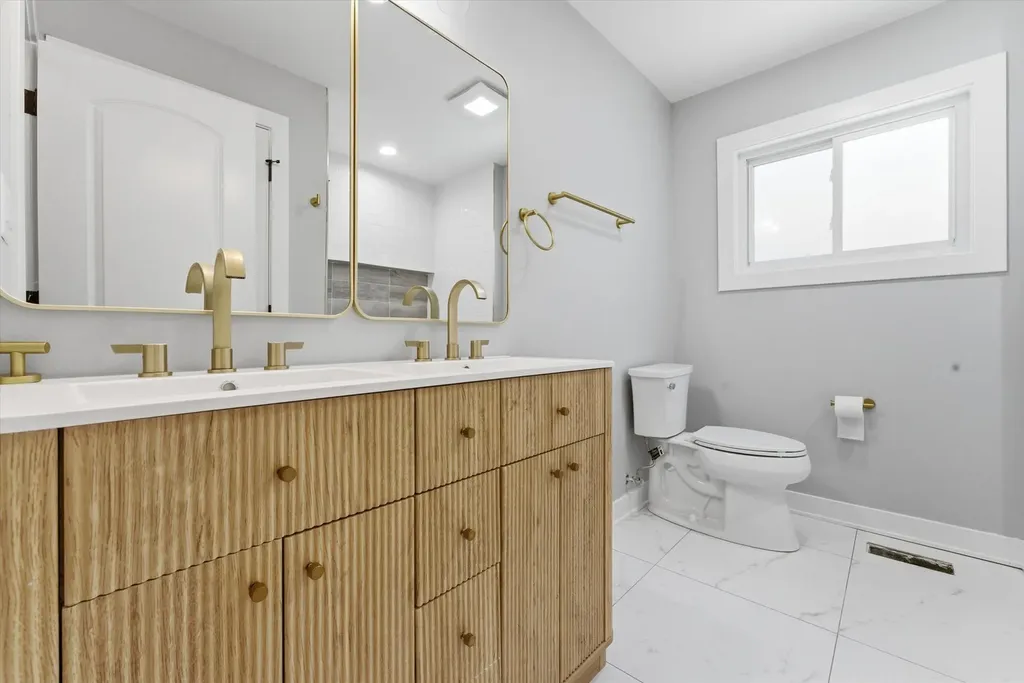 7939 South Saint Louis Avenue Chicago IL 60652