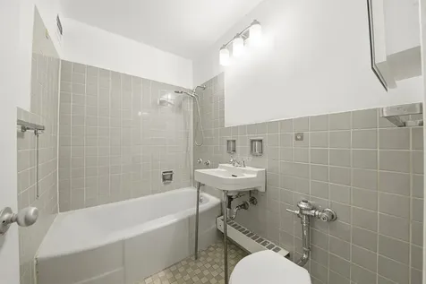 6118 North Sheridan Road Chicago IL 60660