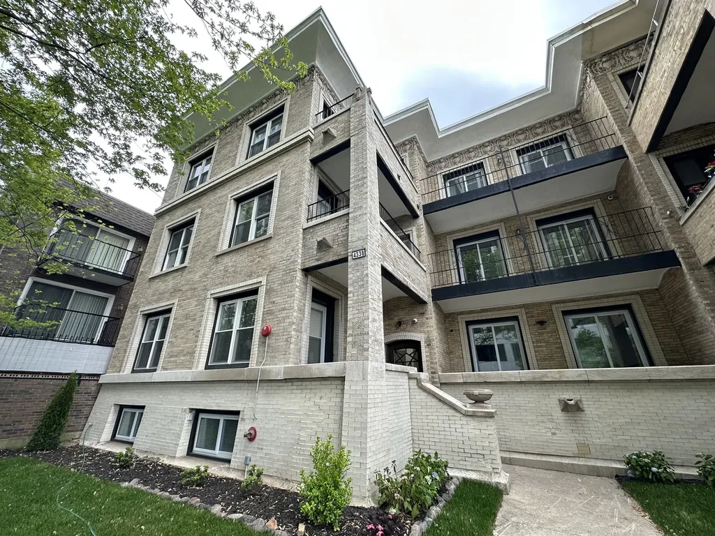 4338 North Clarendon Avenue Chicago IL 60613