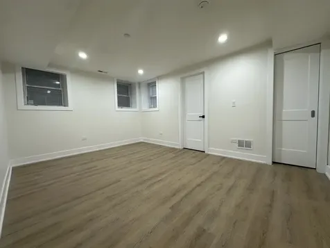 4338 North Clarendon Avenue Chicago IL 60613