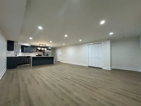 4338 North Clarendon Avenue Chicago IL 60613