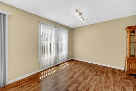 9 Redwood Court Streamwood IL 60107