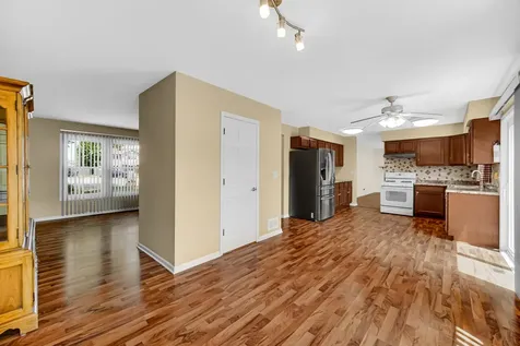 9 Redwood Court Streamwood IL 60107