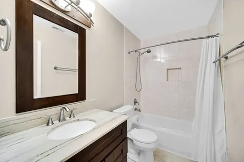 9 Redwood Court Streamwood IL 60107