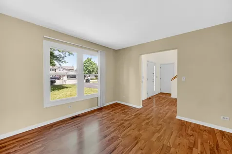 9 Redwood Court Streamwood IL 60107