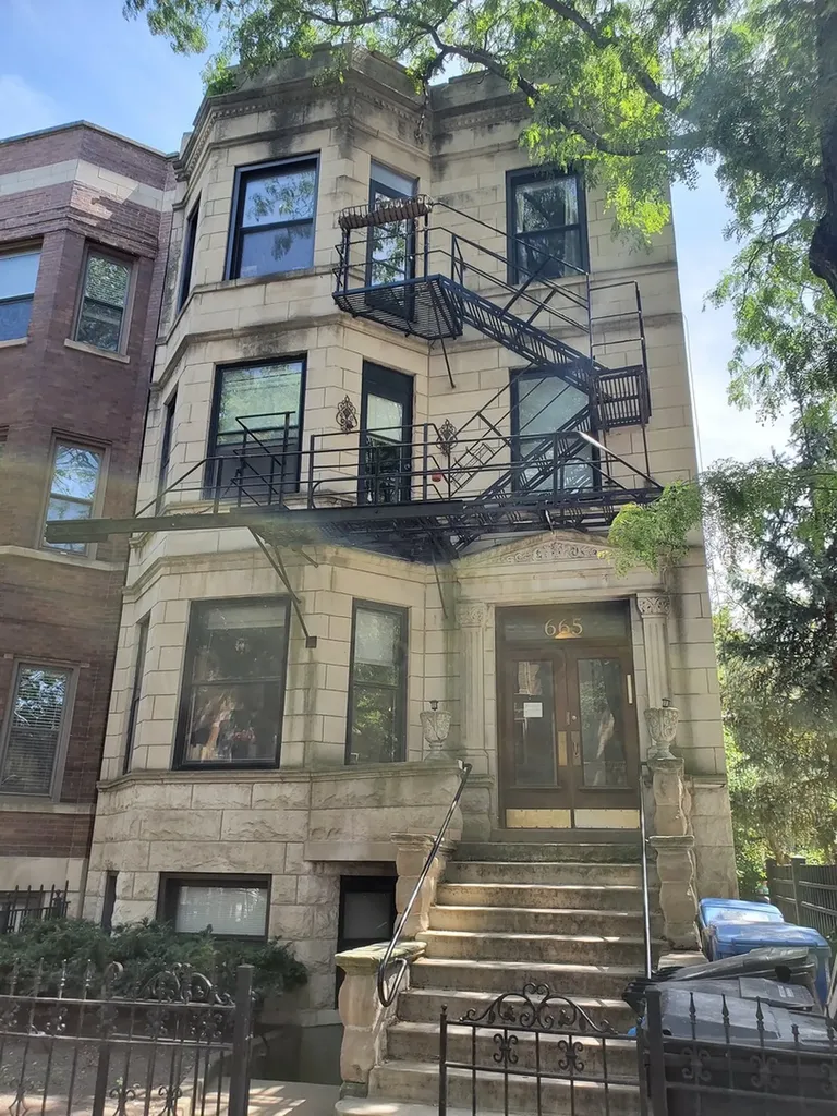 665 West Roscoe Street Chicago IL 60657