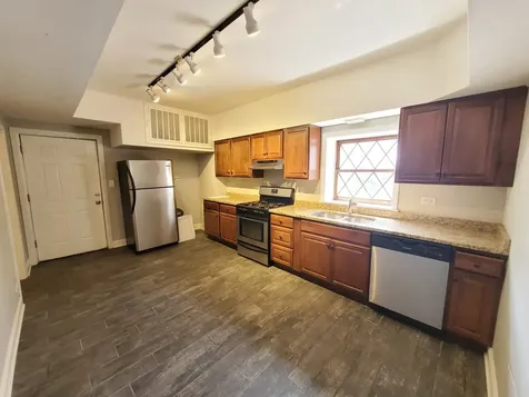 665 West Roscoe Street Chicago IL 60657