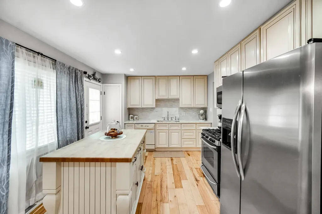 1629 Claremont Drive Darien IL 60561