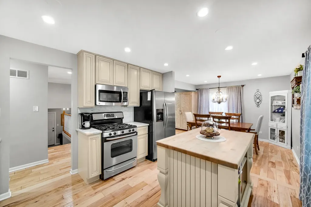 1629 Claremont Drive Darien IL 60561