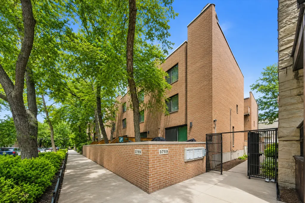 3759 North Kenmore Avenue Chicago IL 60613