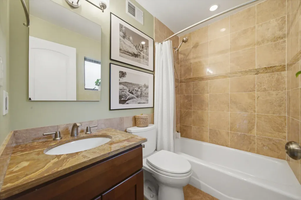 3759 North Kenmore Avenue Chicago IL 60613