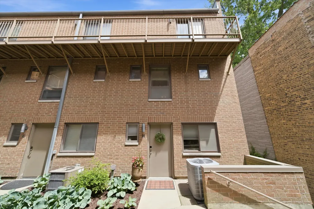 3759 North Kenmore Avenue Chicago IL 60613