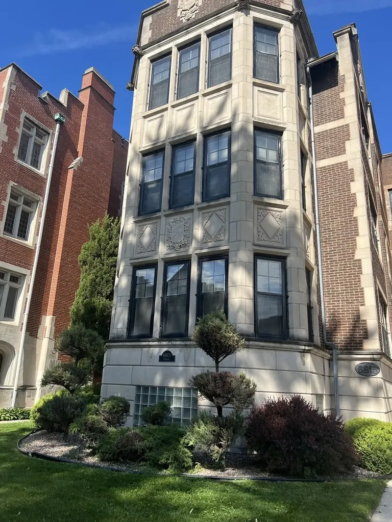 6815 South Crandon Avenue Chicago IL 60649