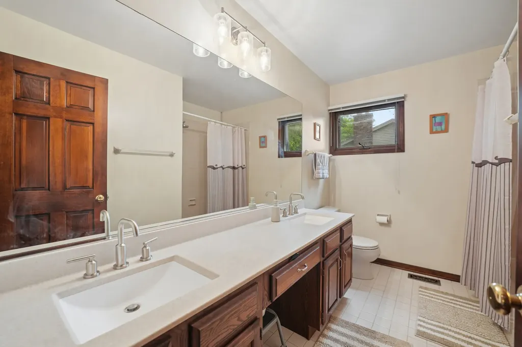 837 Heatherstone Drive Schaumburg IL 60173
