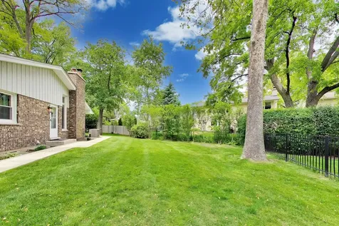 1052 Rolling Pass Glenview IL 60025