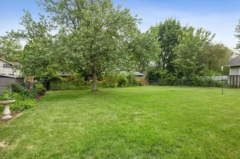 1535 Easy Street Elgin IL 60123