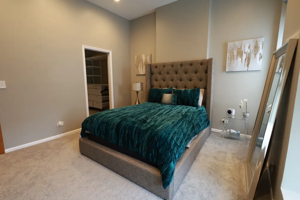 3651 South Giles Avenue Chicago IL 60653