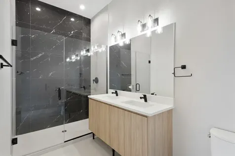 2505 West Farragut Avenue Chicago IL 60625