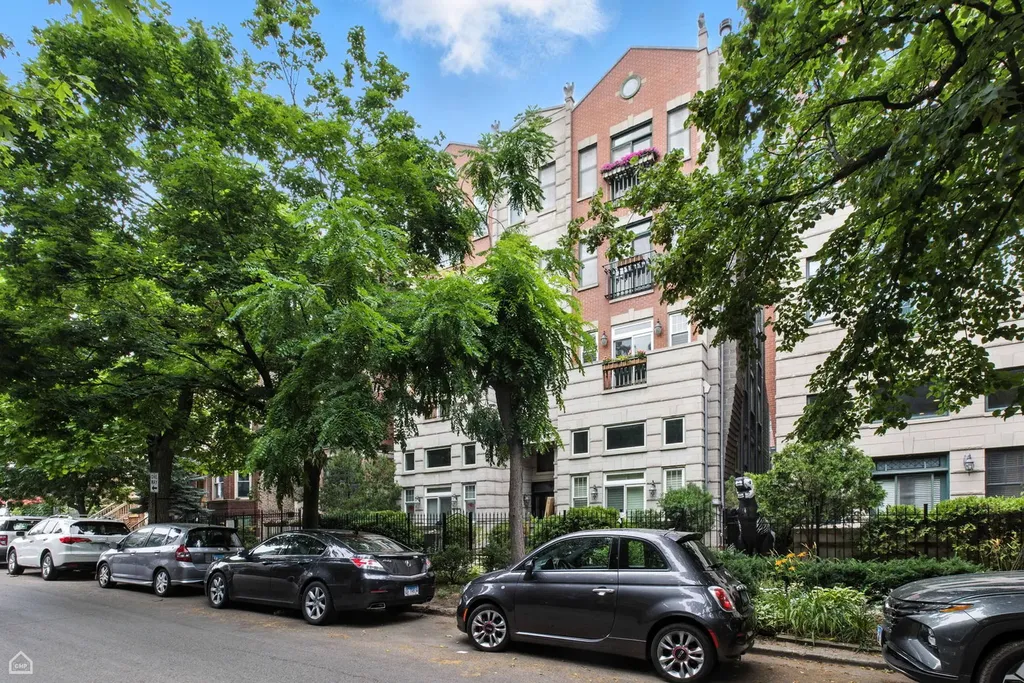 860 West Buckingham Place Chicago IL 60657