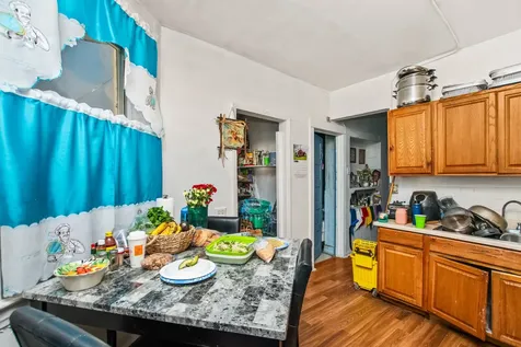 1630 West Melrose Street Chicago IL 60657