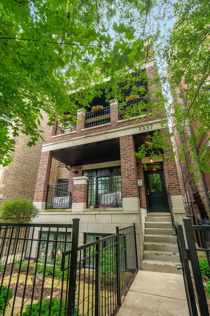 3337 North Seminary Avenue Chicago IL 60657