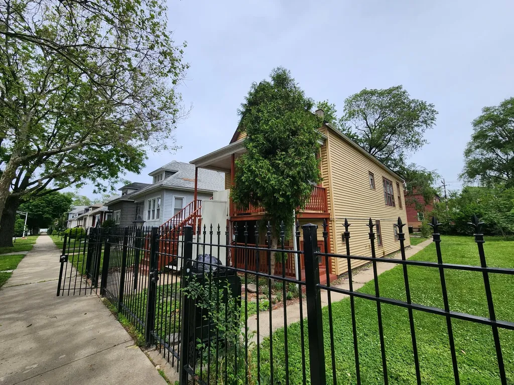 8349 South Essex Avenue Chicago IL 60617