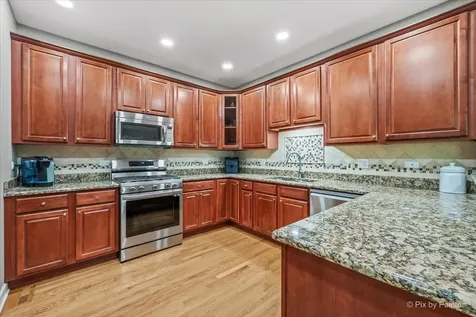 1515 Stonegate Manor Mount Prospect IL 60056