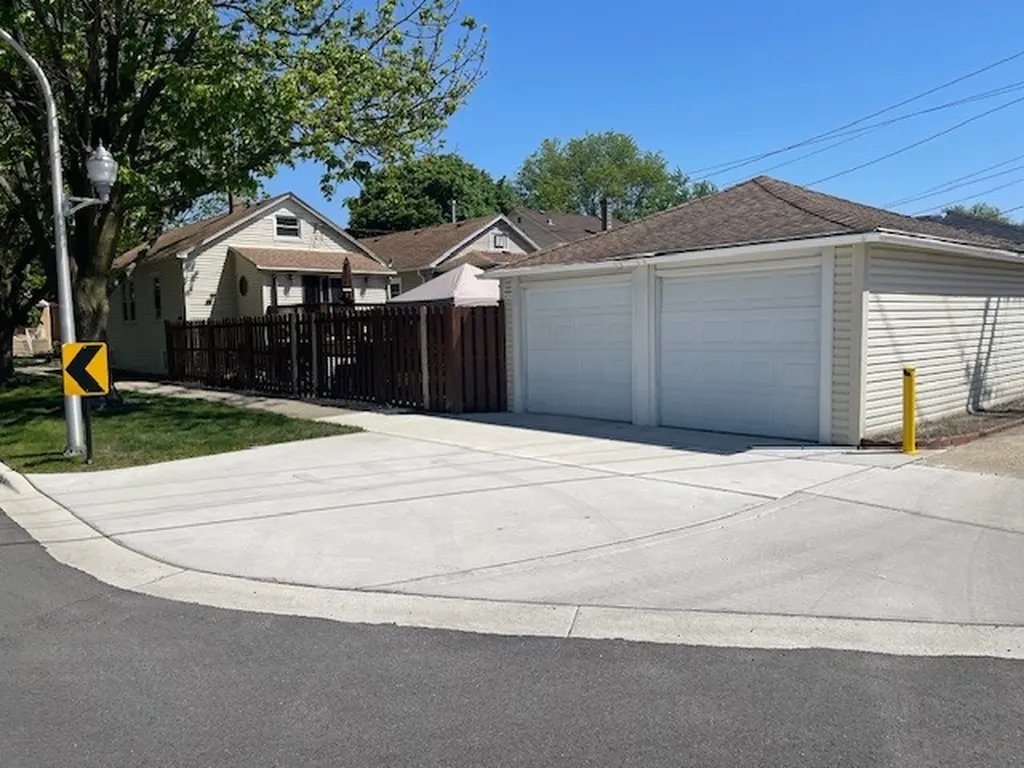 5758 North Moody Avenue Chicago IL 60646