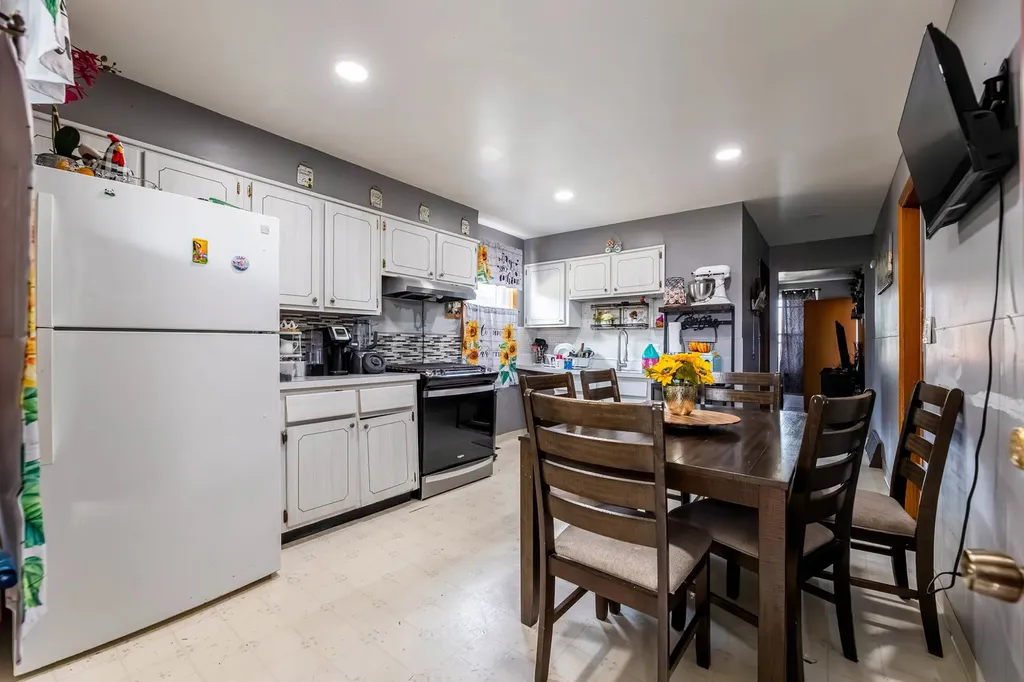 5633 West 64th Place Chicago IL 60638