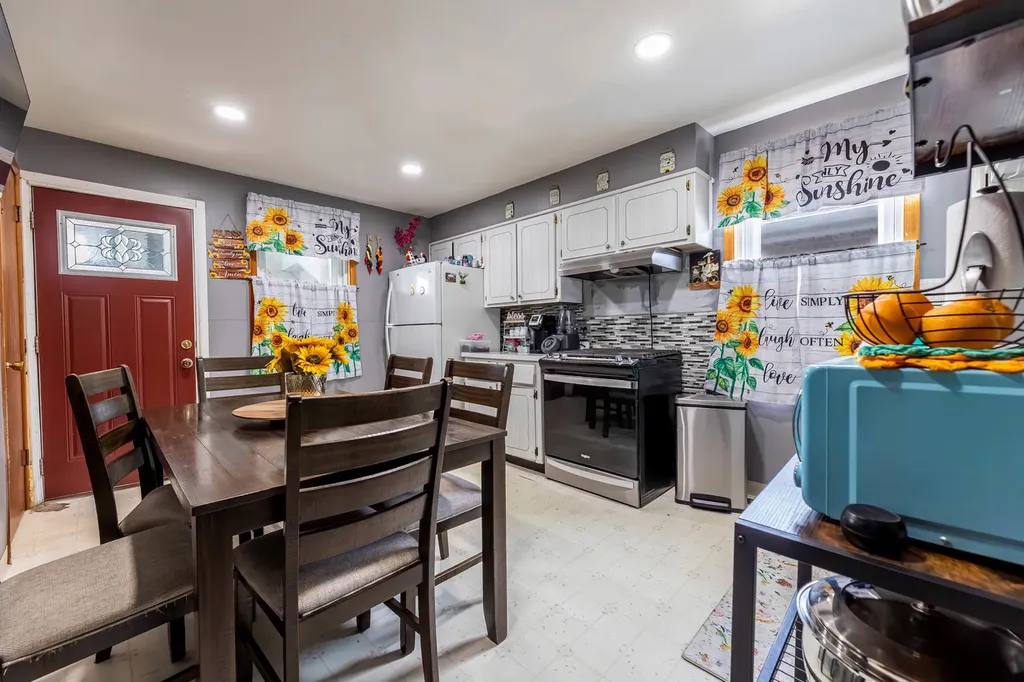 5633 West 64th Place Chicago IL 60638