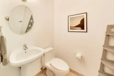 653 North Kingsbury Street Chicago IL 60654