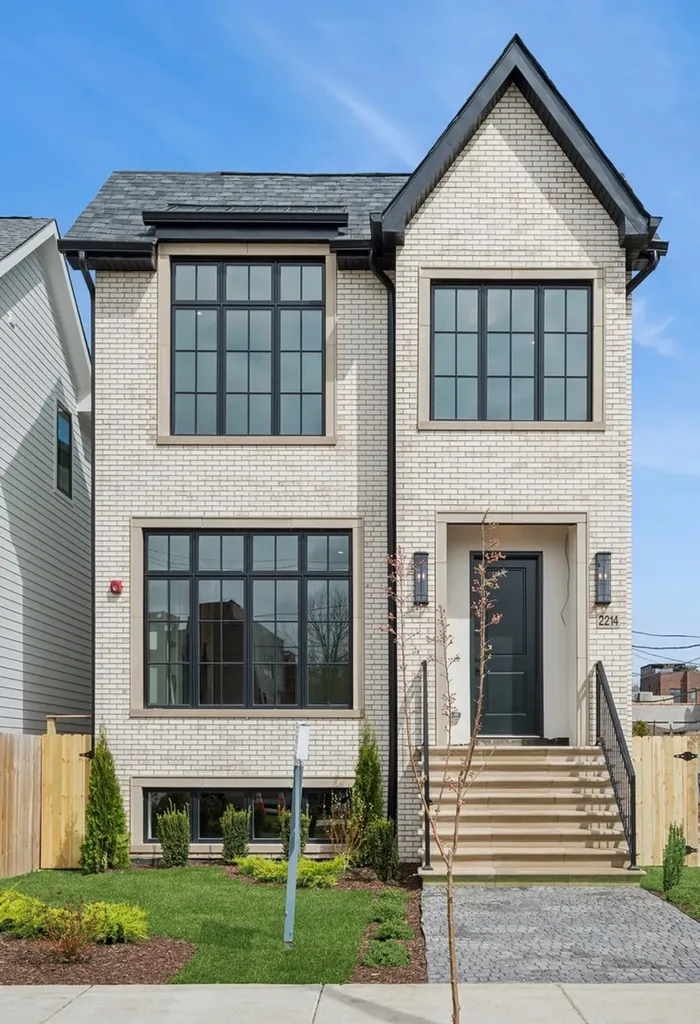 2214 West Oakdale Avenue Chicago IL 60618