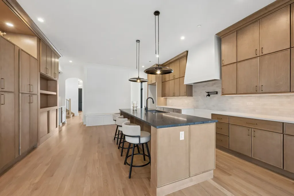 2214 West Oakdale Avenue Chicago IL 60618