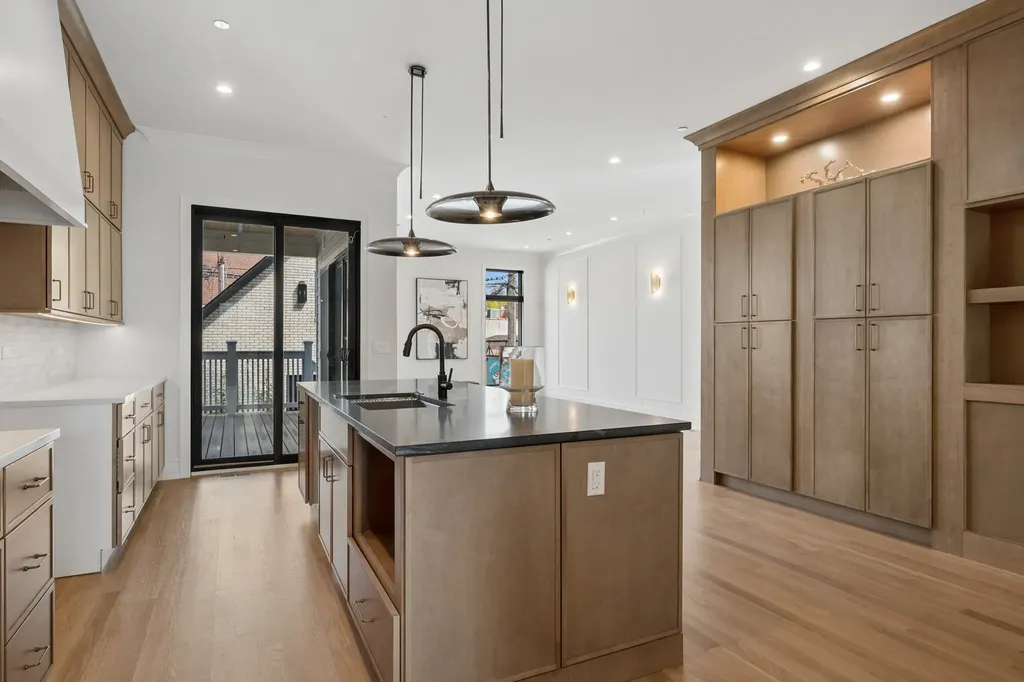 2214 West Oakdale Avenue Chicago IL 60618