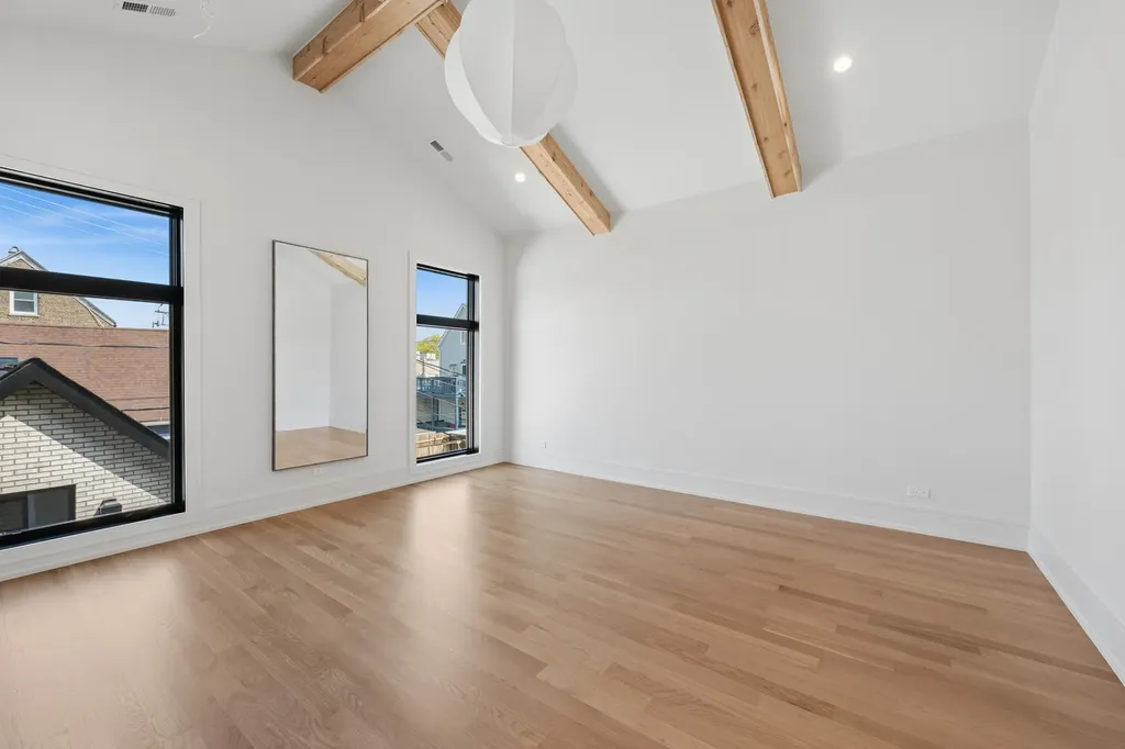 2214 West Oakdale Avenue Chicago IL 60618