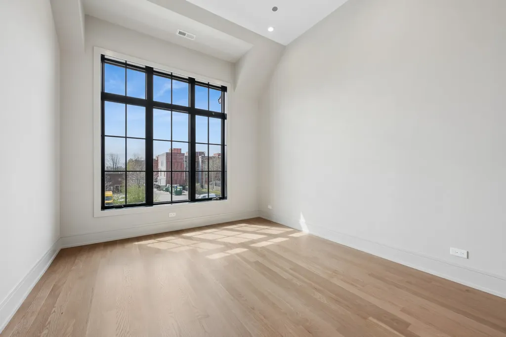 2214 West Oakdale Avenue Chicago IL 60618