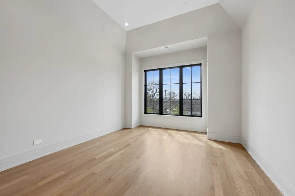2214 West Oakdale Avenue Chicago IL 60618