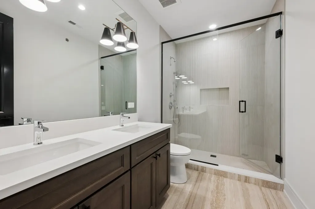 2214 West Oakdale Avenue Chicago IL 60618