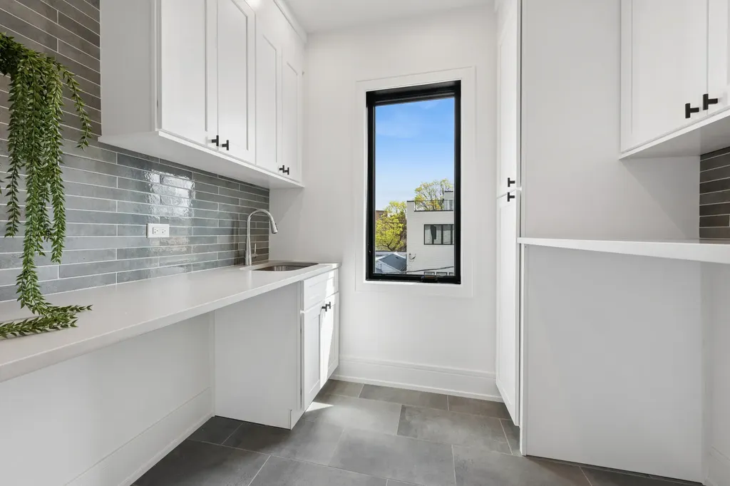 2214 West Oakdale Avenue Chicago IL 60618