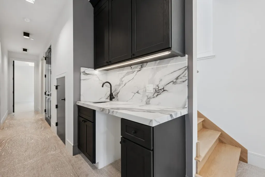 2214 West Oakdale Avenue Chicago IL 60618