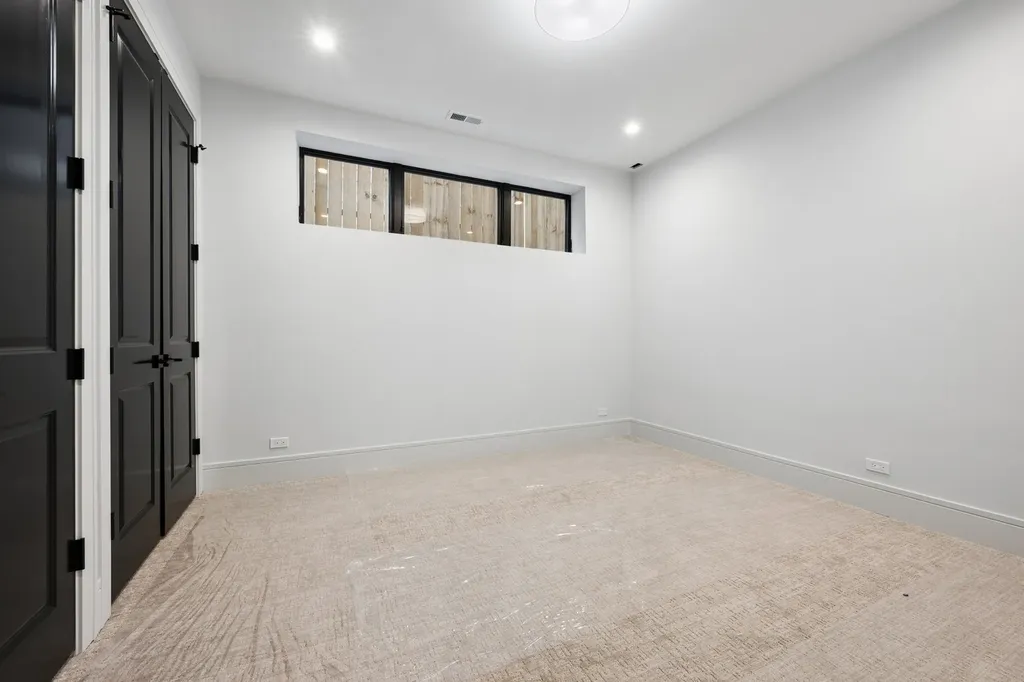 2214 West Oakdale Avenue Chicago IL 60618